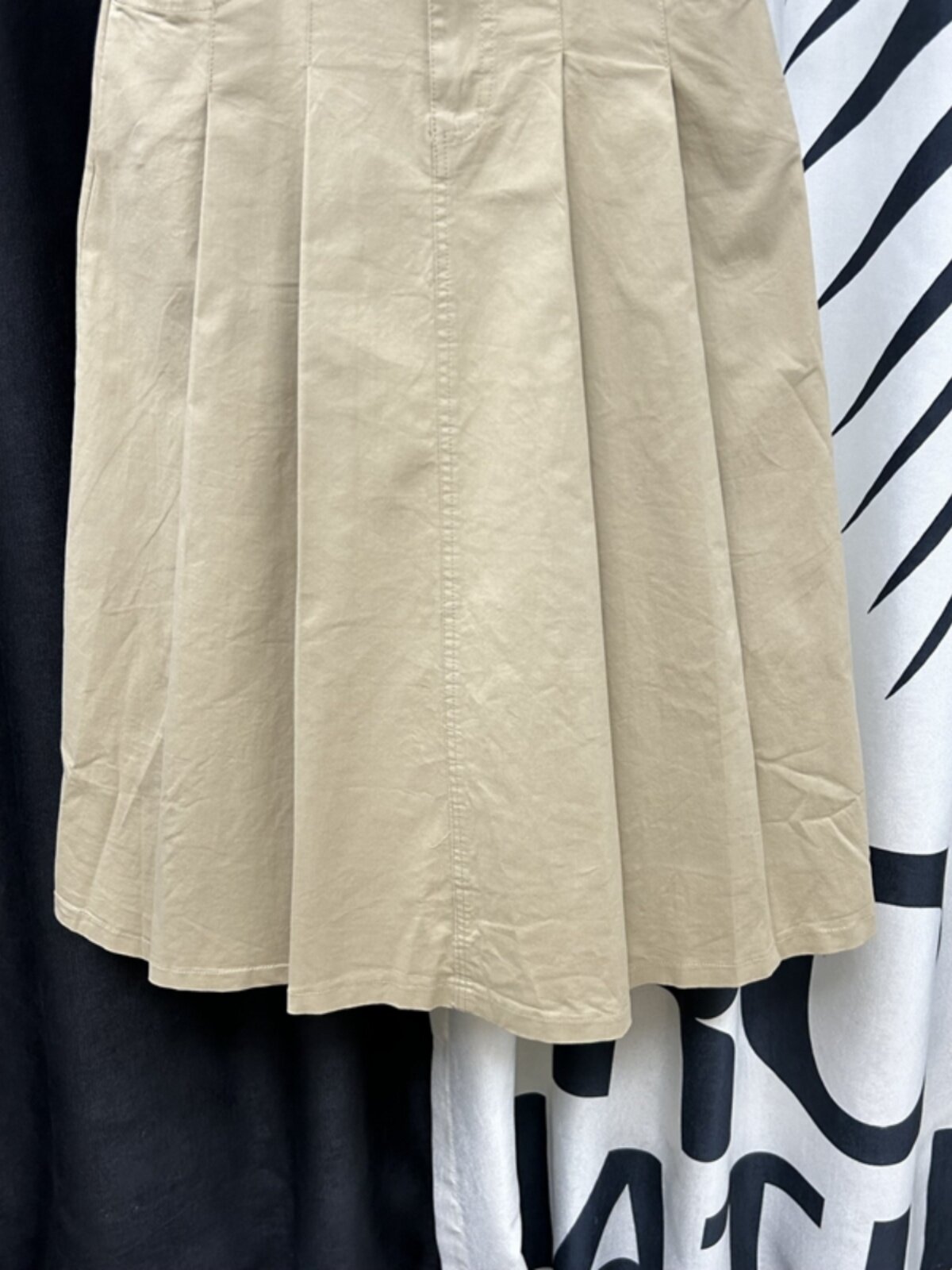 Spring/Summer 2025 Must-Have: Pleated Denim Midi Skirt for Petite Fashionistas! - Product image 3