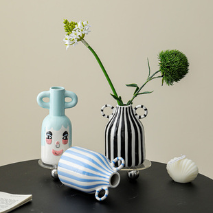 哭娃花束双耳手绘花瓶摆件趣味装 饰蓝条纹花瓶陶瓷高级感crybaby