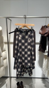 ROSEALYSSA若诗莉莎2026春季 不规则格纹半身裙R6104 1601 499 新款