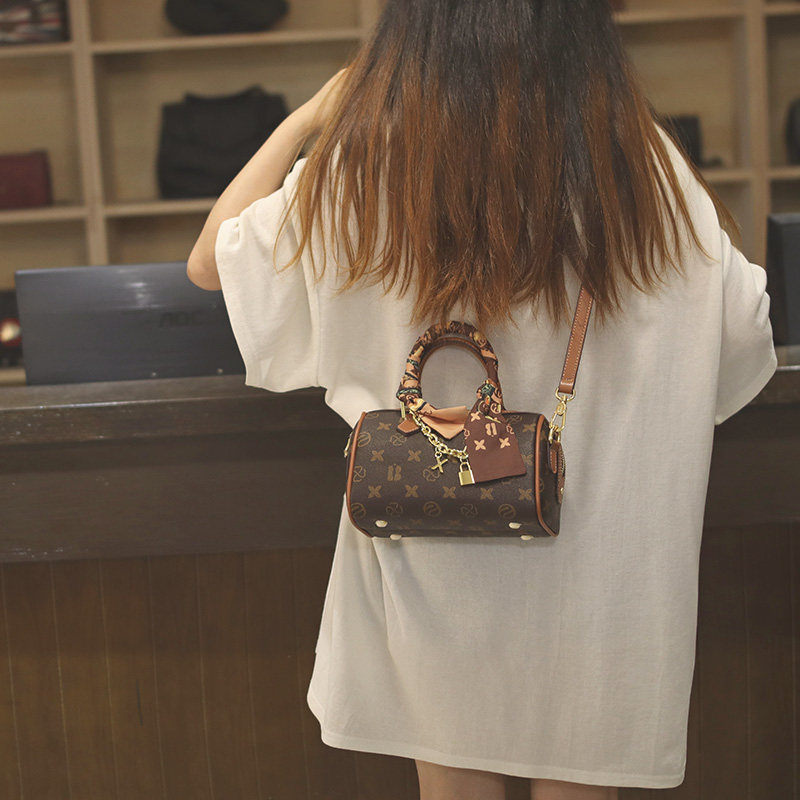 高级感斜挎波士顿包包2023新款夏通勤百搭爆款小众质感轻奢大容量