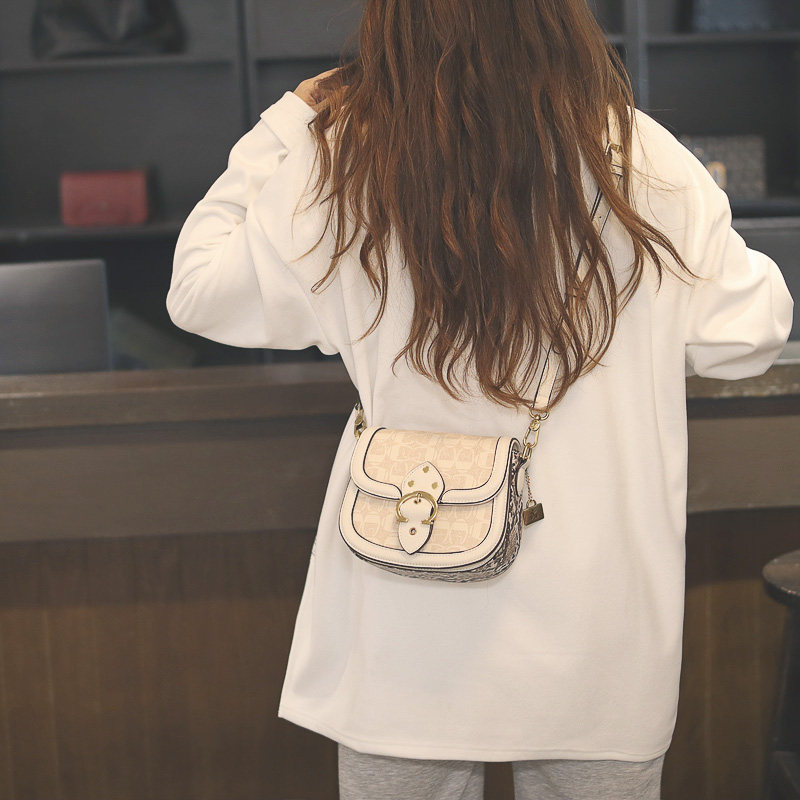 今年流行小包包女2022新款潮轻奢设计感小众高级大容量爆款斜挎