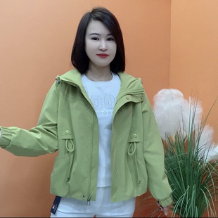 中老年洋气休闲冲锋衣潮 连帽女士纯色外套气质妈妈装 春秋新款 时尚