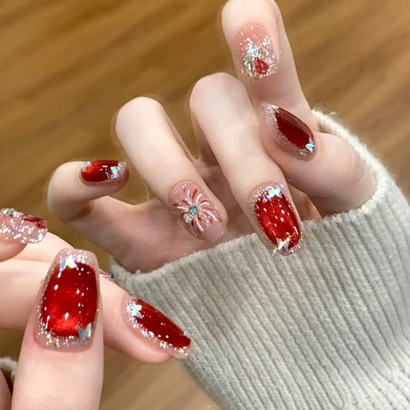 2025年新款高级感手工穿戴甲红色猫眼手绘烟花纯欲显白美甲秋冬短