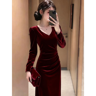 大码女装酒红色丝绒连衣裙女秋冬高级感长袖气质修身显瘦包臀长裙