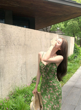 大码女装法式显白绿色碎花吊带连衣裙女夏收腰显瘦度假风沙滩长裙