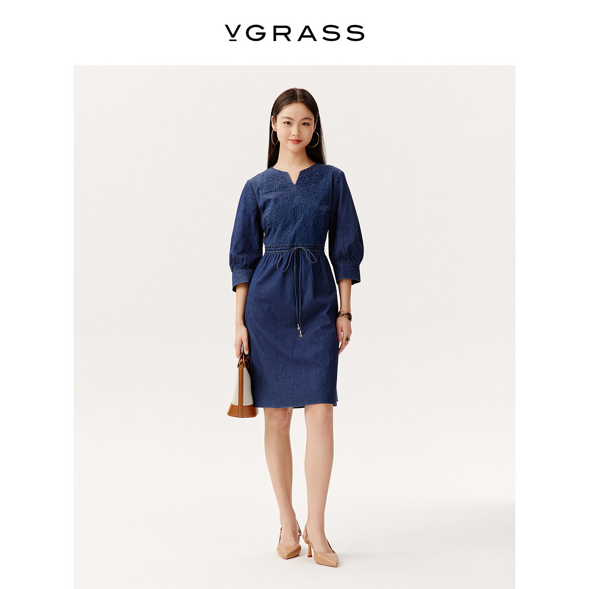 【都市度假】VGRASS女装夏季新款日本进口薄柔牛仔刺绣连衣裙