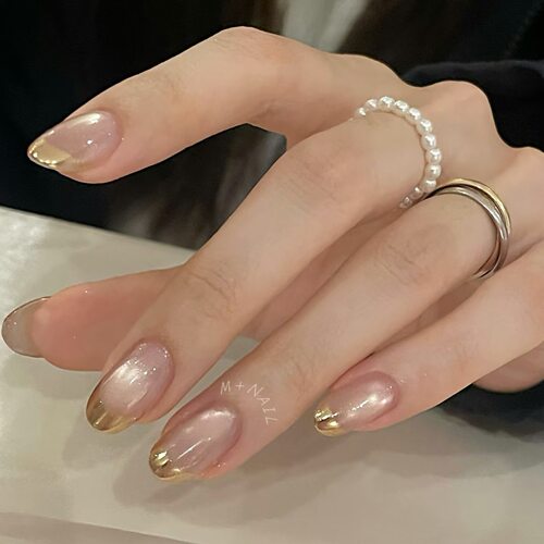 指尖鎏光裸粉猫眼美甲