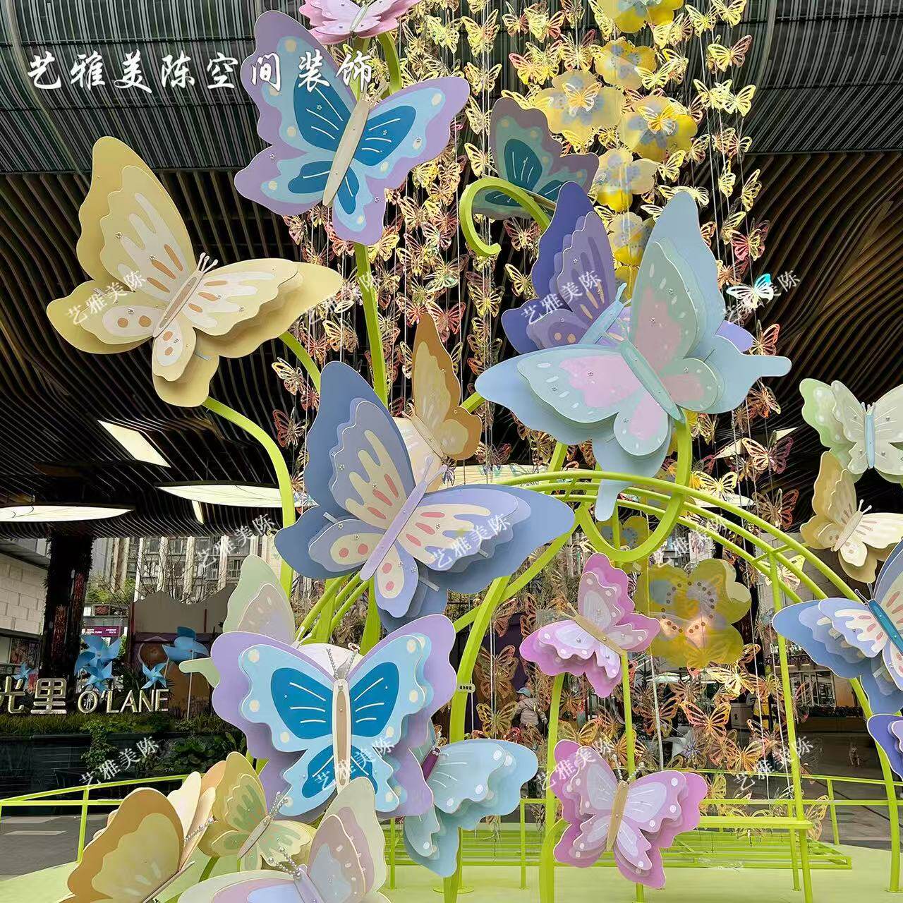 户外大型炫彩蝴蝶板材吊饰创意商场景区氛围感美陈道具定制布置品