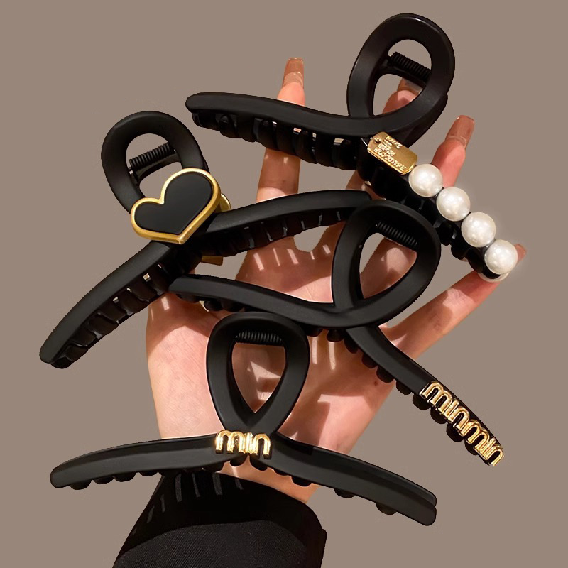 黑色盘发抓夹大号简约字母min发夹女高级感后脑勺盘发鲨鱼夹头饰