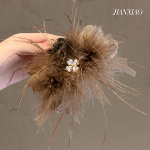 超仙羽毛气质水钻抓夹高级感秋冬毛绒盘发夹氛围鲨鱼夹子温柔头饰