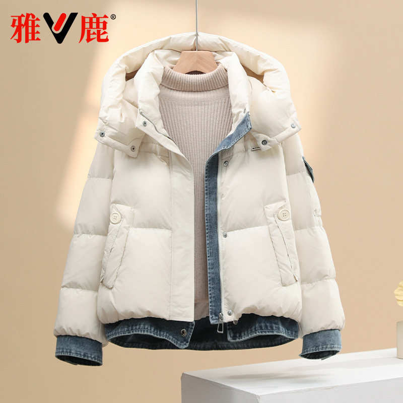 短款连帽牛仔拼接羽绒服
