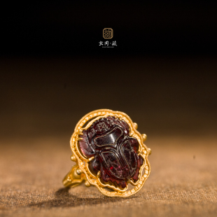 男女小众轻奢新中式 古法石榴石圣甲虫戒指 18k黄金镶嵌原创设计款
