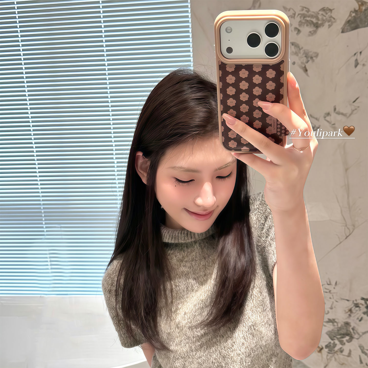 温柔摩卡棕花朵挂绳苹果手机壳女