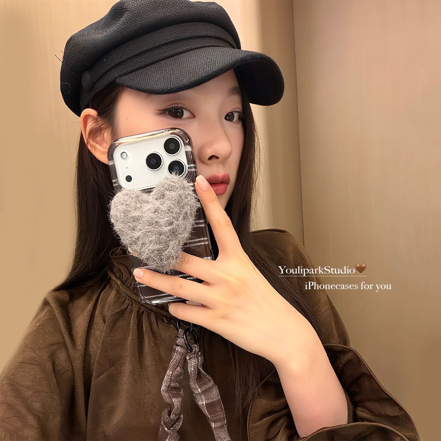 由里公园ins秋冬复古咖色条纹毛绒爱心支架17适用17pro苹果17ProMax手机壳iPhone16全包14新款16Promax保护套