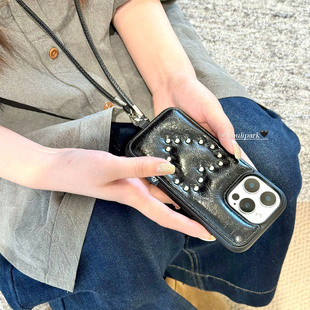 由里公园ins秋冬时髦甜酷皮质铆钉星星斜挎15适用17pro苹果17ProMax手机壳iPhone16全包17新款 14Promax保护套