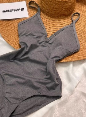 品牌断码折扣】浅灰色纽扣v领 欧美时尚吊带连体泳衣女