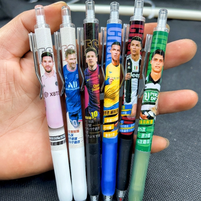 足球明星按动中性笔学生男生帅气