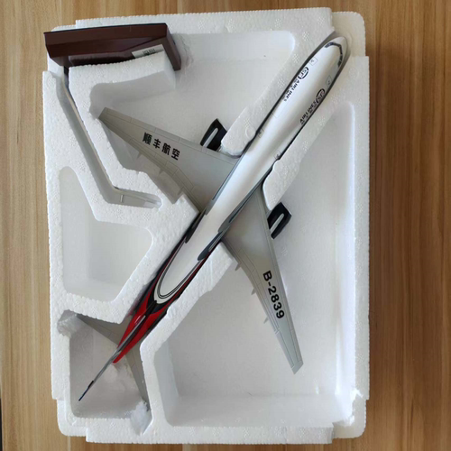 顺丰航空模型B757-200SCALE 1:130，从未摆放，个人闲置。出不