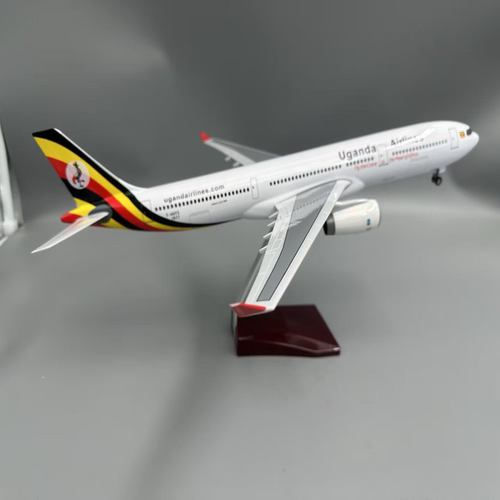 乌干达航空A330-800飞机模型，未拆封，带木质底座，机身白色搭配