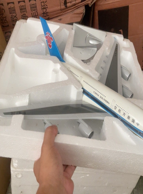 南航A380飞机模型，机身长45cm，带原装泡沫包装。机身白色配蓝色