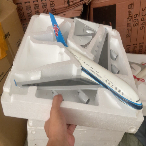 南航A380飞机模型，机身长45cm，带原装泡沫包装。机身白色配蓝色