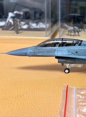 hobbymaster ha3888，希腊F16，盒说配全。机背有个小天线掉了，
