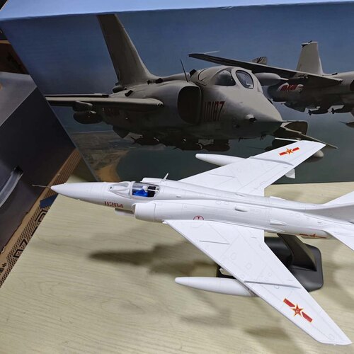 1:48的强5飞机模型，模型，合金材质。长度37厘米。出不退不换。
