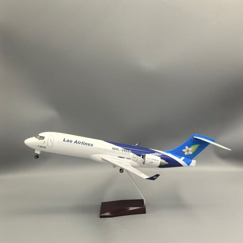 老挝航空公司C909飞机模型，无暇，带木质底座。机身白色搭配蓝色