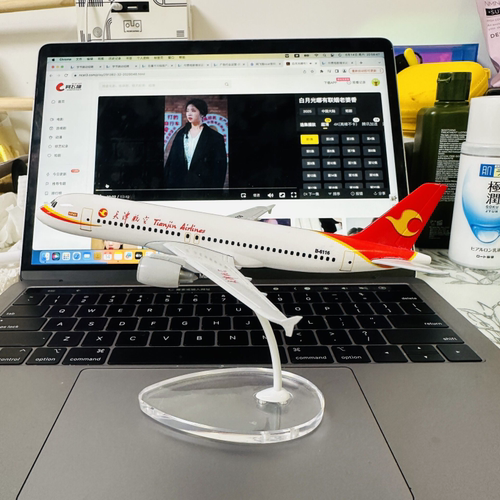 天津航空A320飞机模型，机长16cm，合金材质，带透明底座支架。未