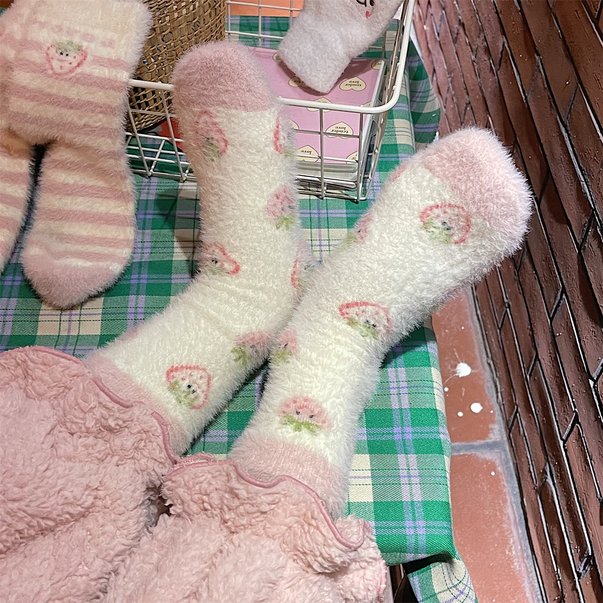 加厚保暖粉色草莓毛绒软糯睡眠袜