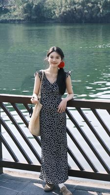 海边度假碎花连衣裙女沙滩夏季气质显瘦裙子旅游茶歇法式黑色长裙