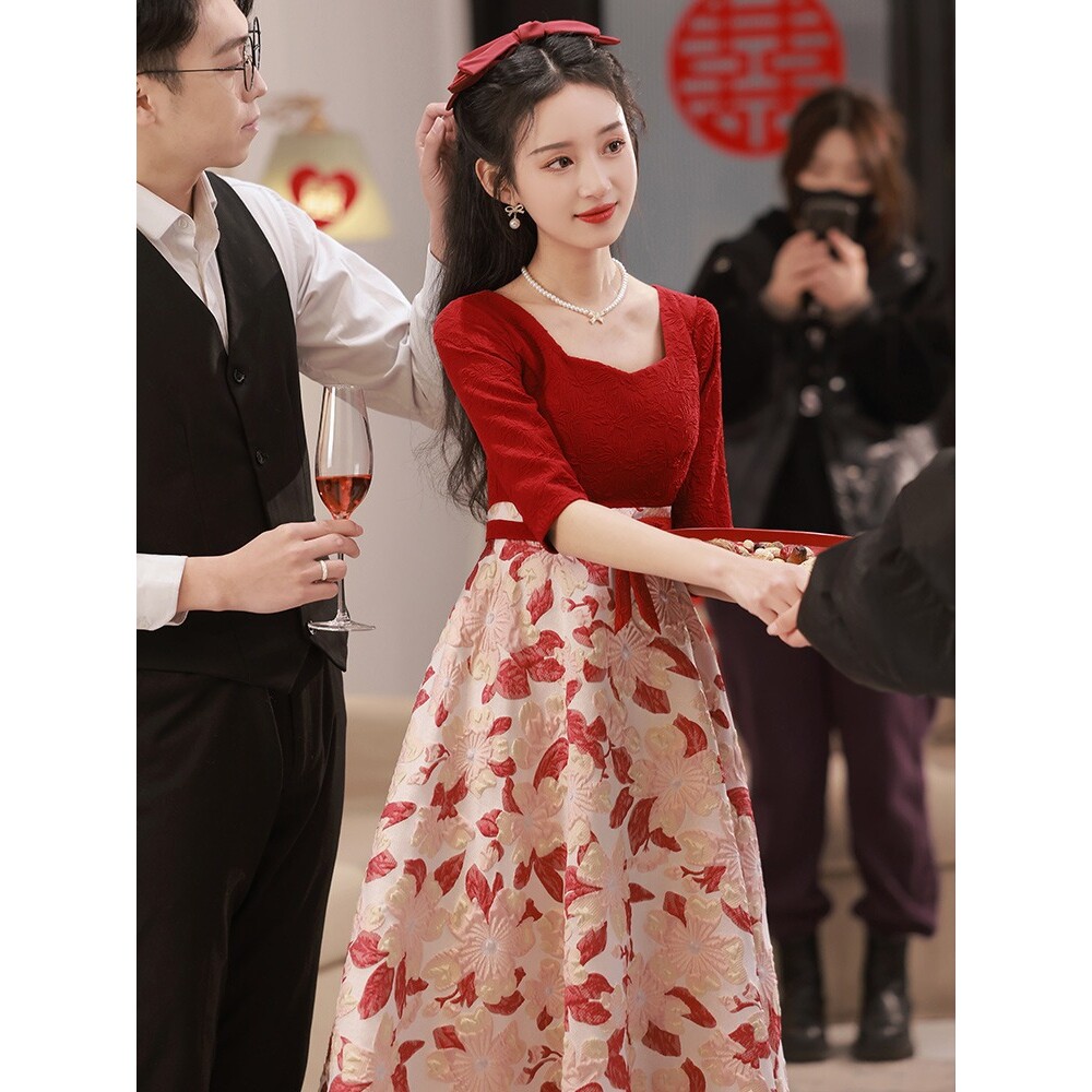 2026新款高腰遮肚敬酒服新娘孕妇酒红色订婚礼服连衣裙方领小个子