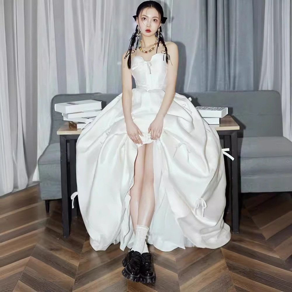 2025新款法式抹胸轻婚纱新娘简约齐地缎面出门纱白色小众订婚