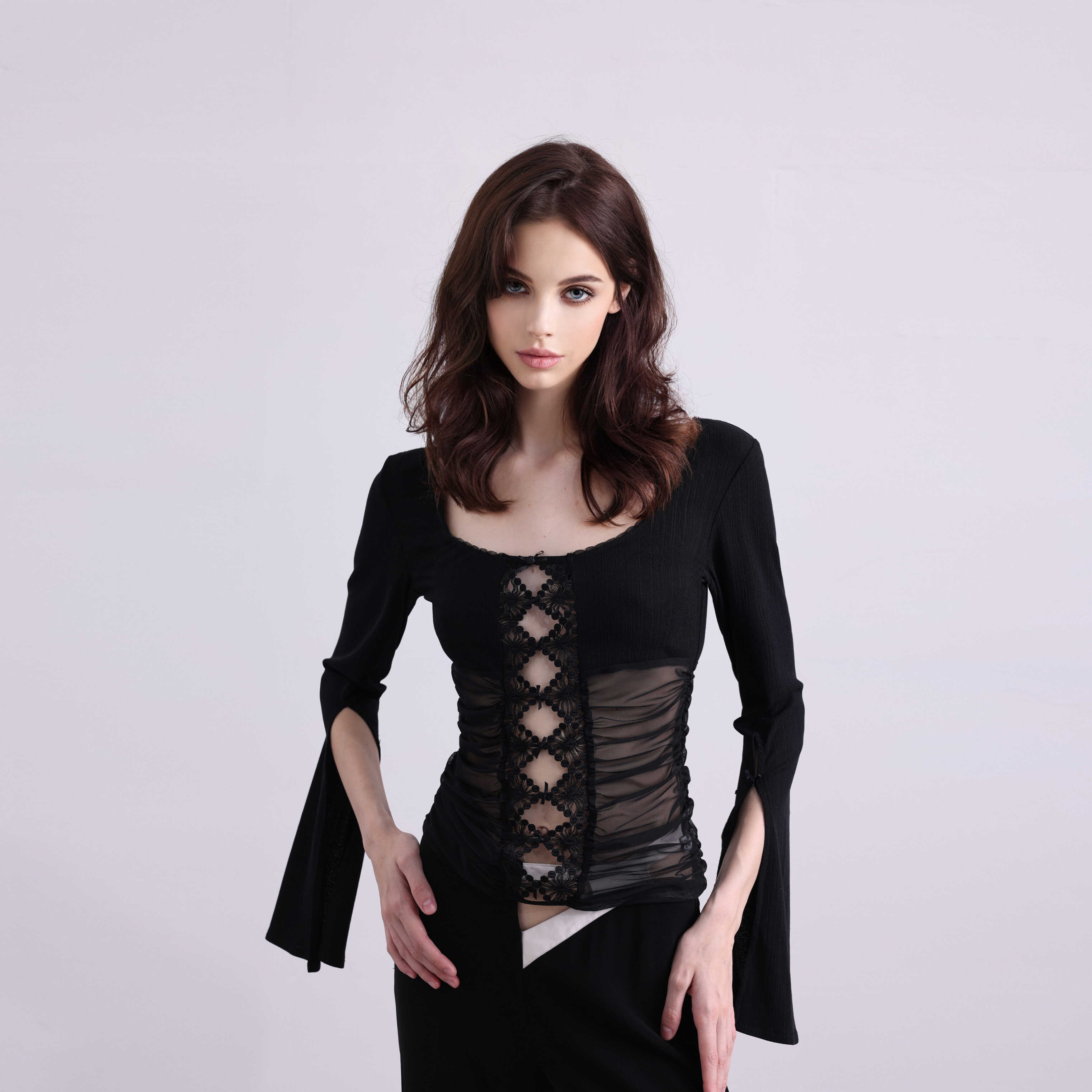 轻薄款霹雳娇娃拼接镂空网纱上衣