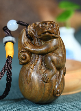 绿檀木雕刻袋袋封猴个性文玩随身手把件汽车内饰挂饰钥匙扣工艺品