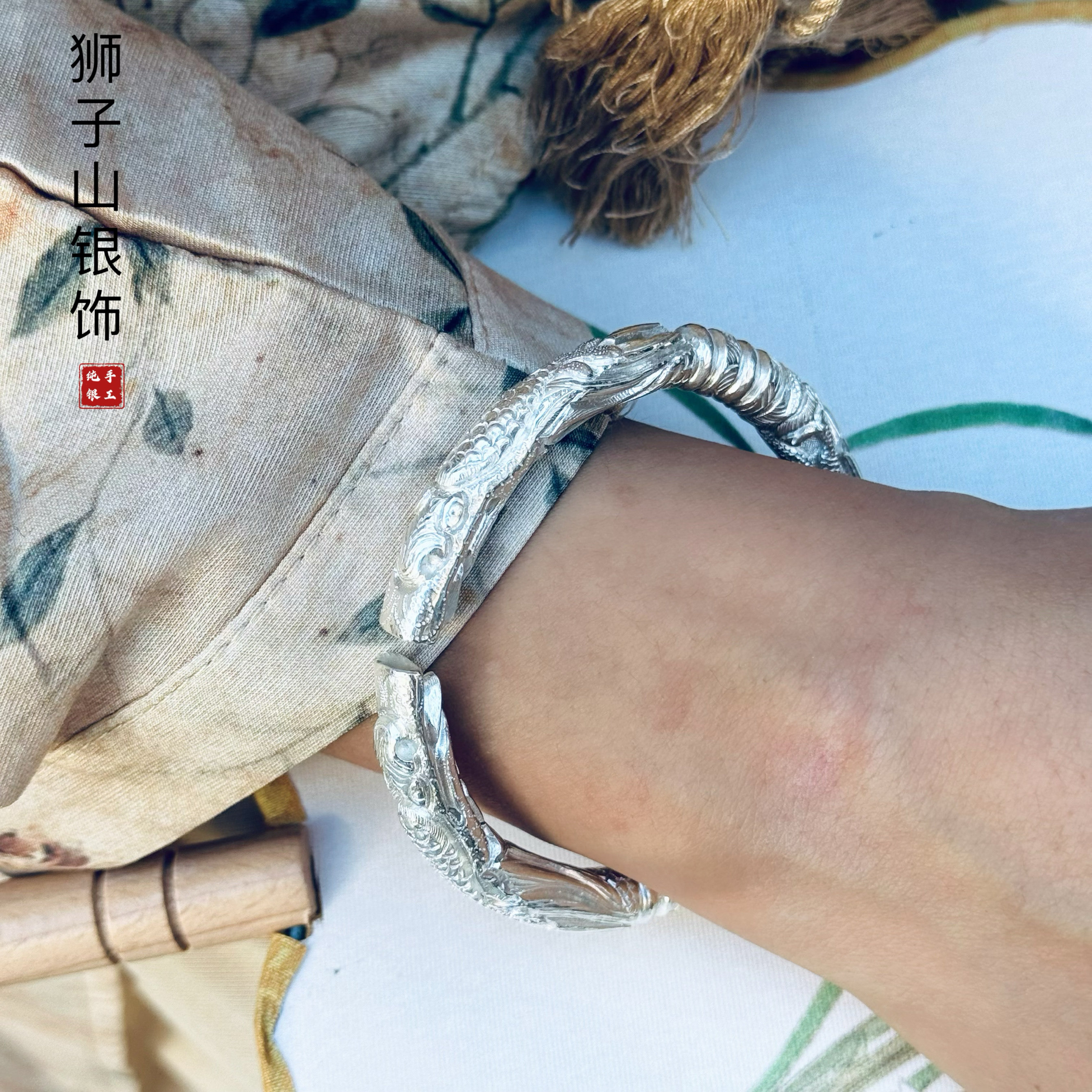 盘龙男錾刻立体龙纹足银实心手镯