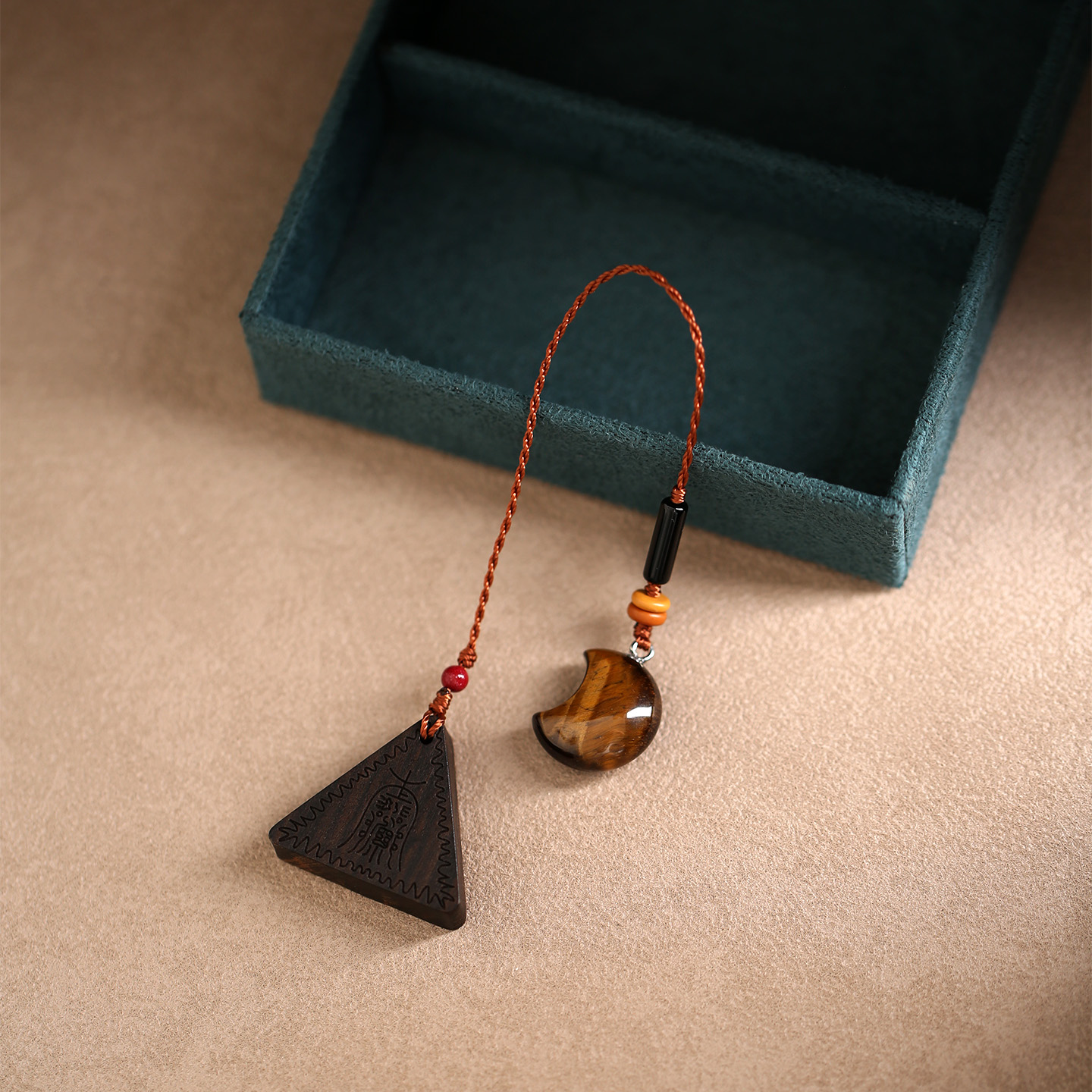 虎眼石月亮手机挂绳挂件手机链沉香木牌挂饰玉石吊坠包包钥匙挂坠