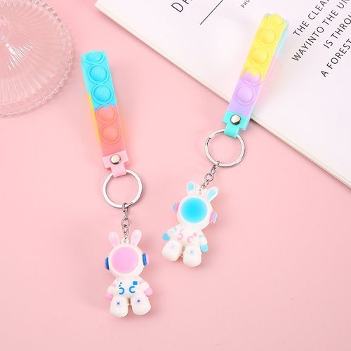 2025新款太空兔钥匙扣公仔挂件男女精致书包挂饰可爱链圈环套