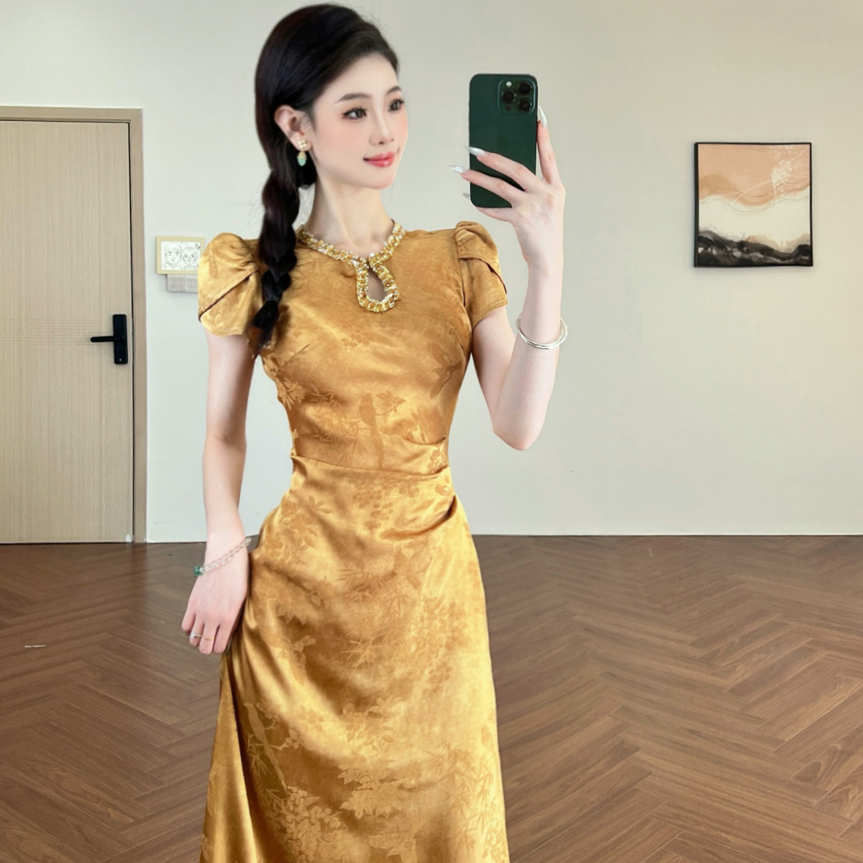 姜黄色缎面后妈连衣裙女