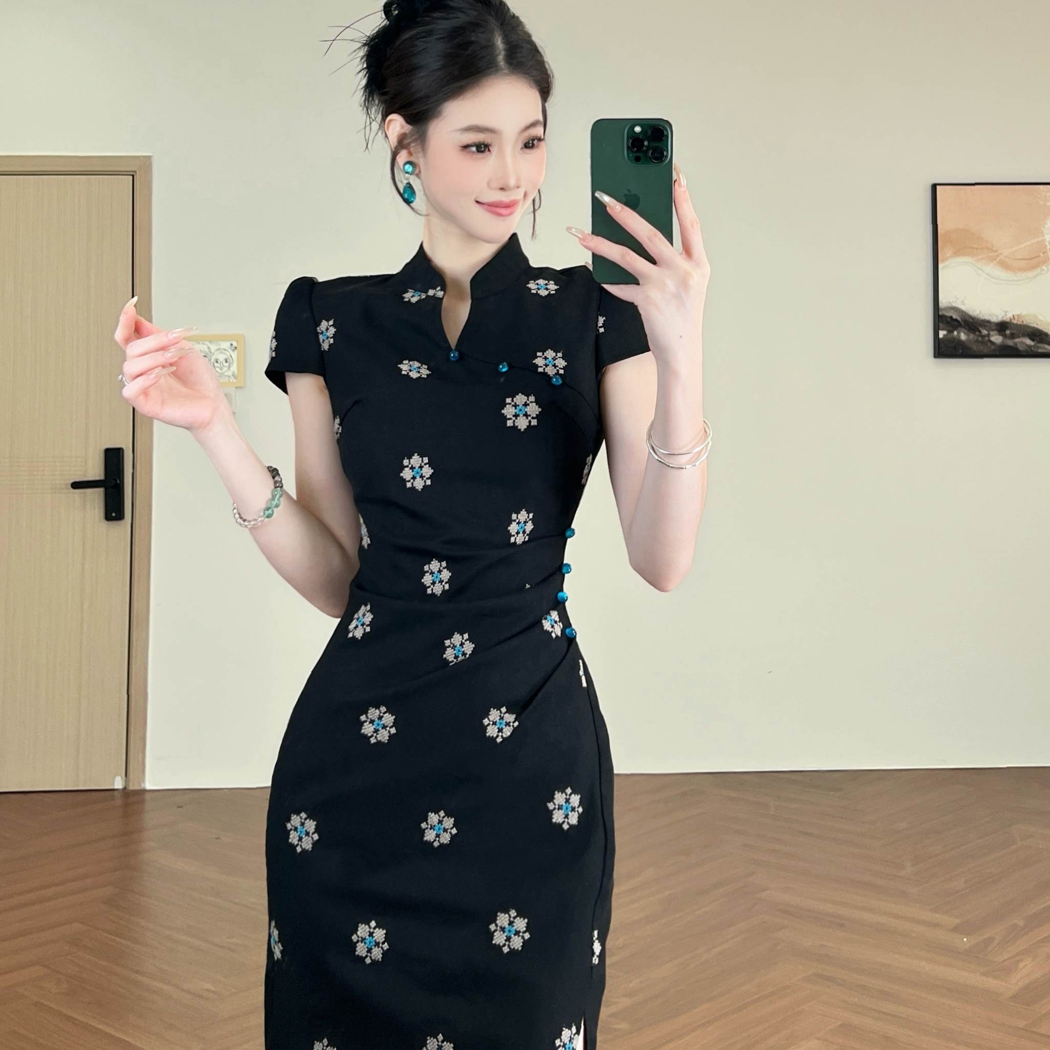 黑色刺绣新中式连衣裙女夏季2025年新款气质v领短款改良旗袍裙子