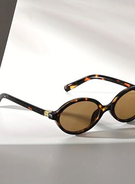 A Pair of Oval Retro PC Glasses for Men and Women with A Sma