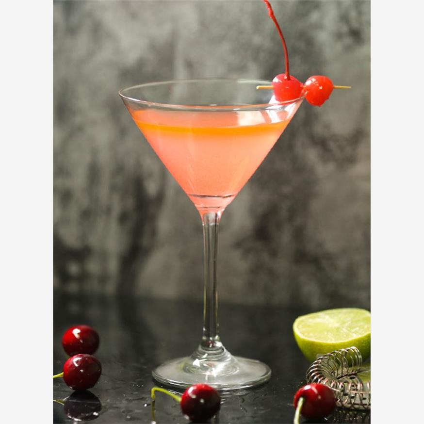 Lead-free crystal margarita glass martini glasses of red