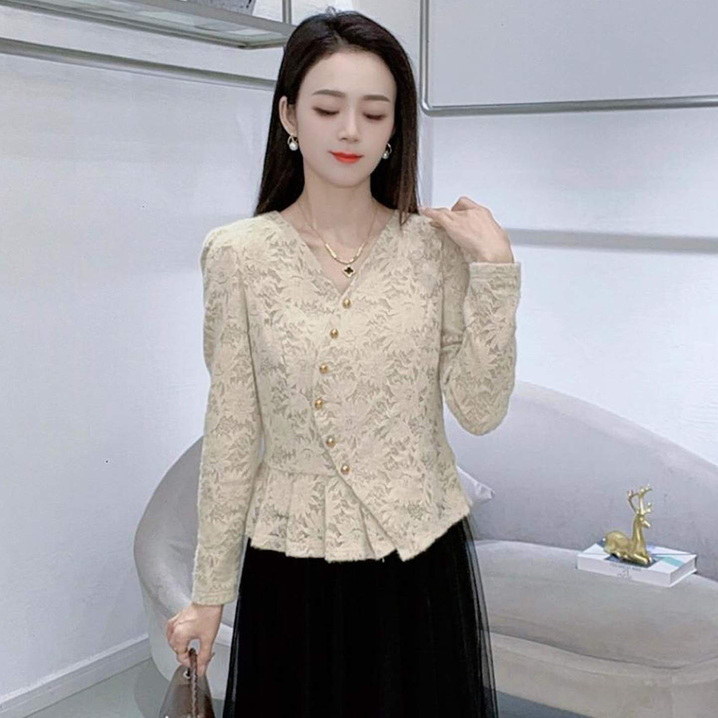 时尚洋气V领长袖蕾丝衬衫女春秋新款修身显瘦气质百搭打底上衣