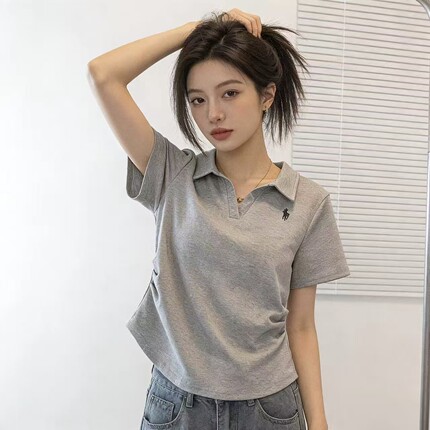 大码女装2026夏季新款显瘦修身短袖T恤刺绣褶皱翻领纯色时尚胖mm
