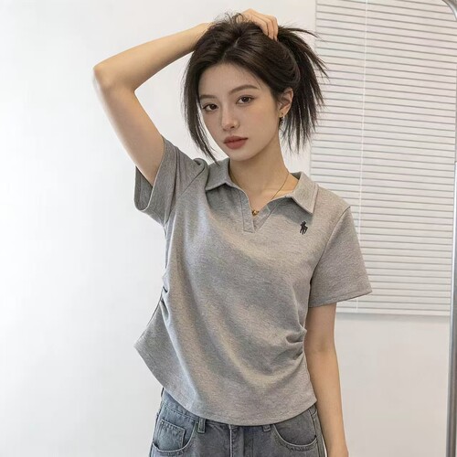 大码女装2026夏季新款显瘦修身短袖T恤刺绣褶皱翻领纯色时尚胖mm