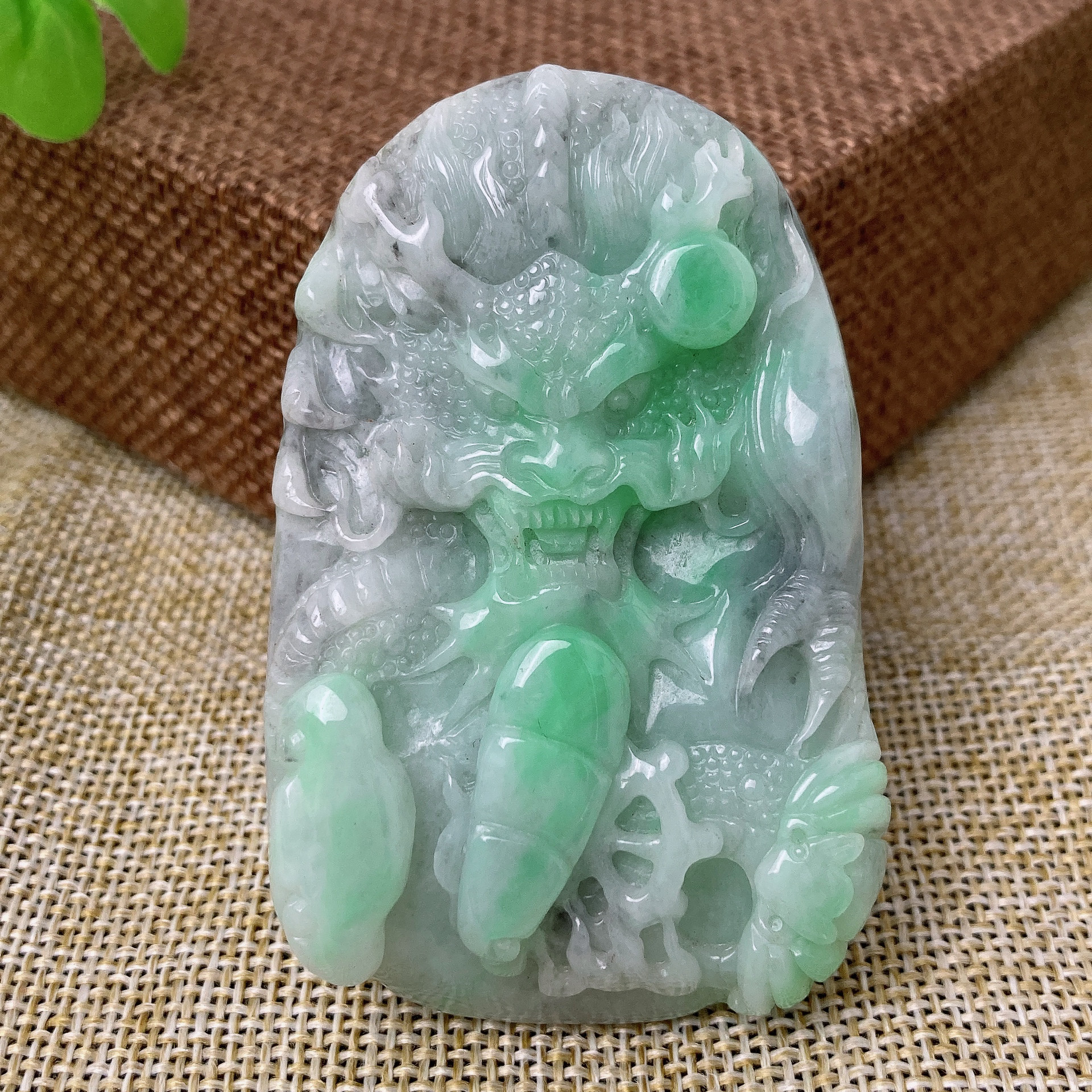 缅甸A货翡翠飘绿精雕龙牌吊坠