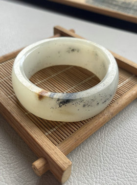 【春庭月】和田玉籽料手镯三色青花籽料雕花黑白分明原皮带毛孔