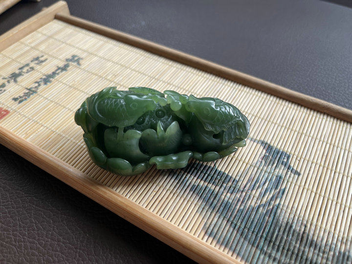 【连年有余】和田玉碧玉连年有余手把件精雕大块老俄碧莲蓬鱼雕件