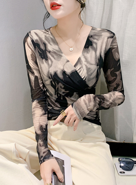 欧货性感交叉V领T恤女长袖时尚印花网纱上衣洋气百搭打底衫女秋冬