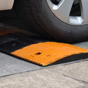 减速带 橡胶减速带 汽车公路道路龚板 停车场交通设施 一米长
